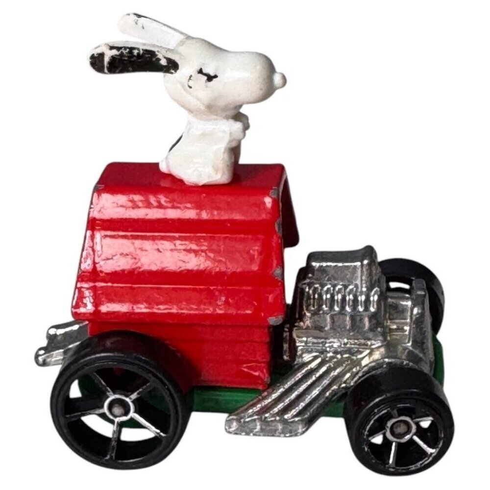 Hot Wheels Peanuts Snoopy‎ HW City A 2014 some paint coming off